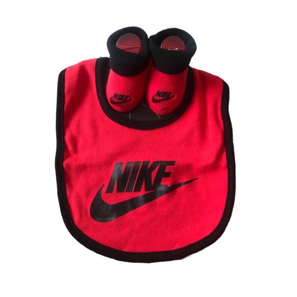 NIKE BIB & BABY BOOTIES SIZE 0-6 MONTHS - Picture 2 of 2